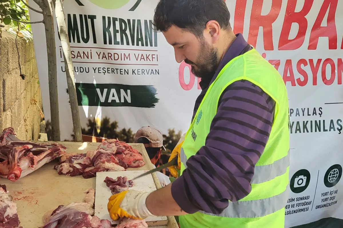 Umut Kervanı Van'da adak kurbanlarının etlerini ihtiyaç sahiplerine ulaştırdı galeri görseli 1