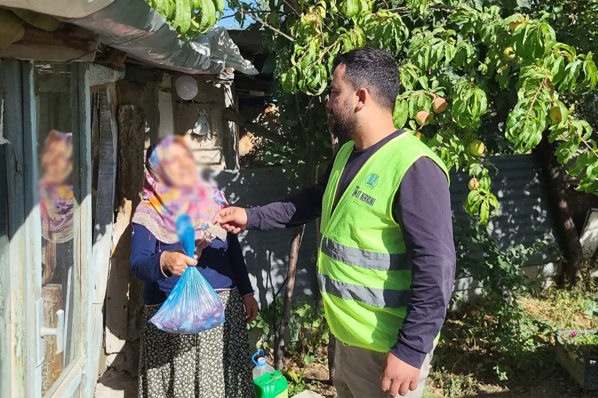Umut Kervanı Van'da adak kurbanlarının etlerini ihtiyaç sahiplerine ulaştırdı galeri görseli 6