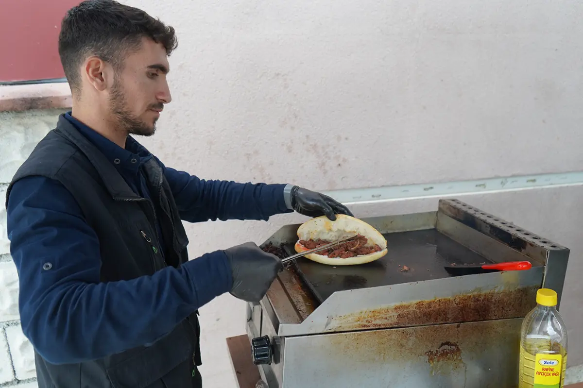 Konya Umut Kervanından yetim ve ihtiyaç sahipleri yararına kermes galeri görseli 4