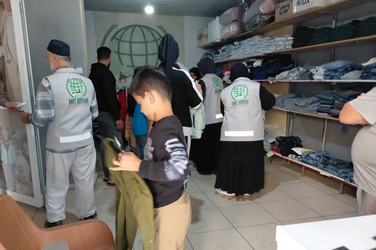 Tarsus Umut Kervanı'ndan ihtiyaç sahibi ailelere giyim yardımı galeri görseli 1
