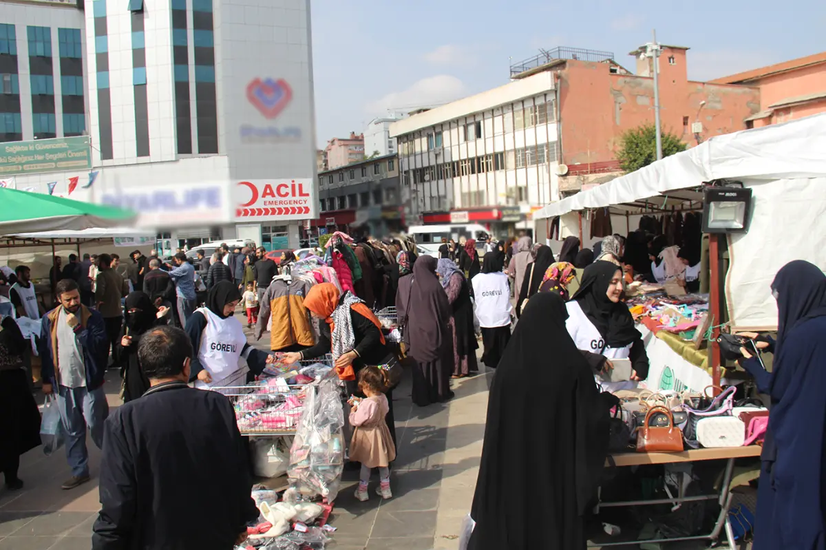 Diyarbakır Umut Kervanı'nın kermesi başladı: Gelirler ihtiyaç sahiplerine ulaştırılacak galeri görseli 11