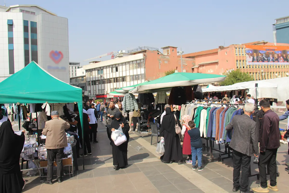 Diyarbakır Umut Kervanı'nın kermesi başladı: Gelirler ihtiyaç sahiplerine ulaştırılacak galeri görseli 9