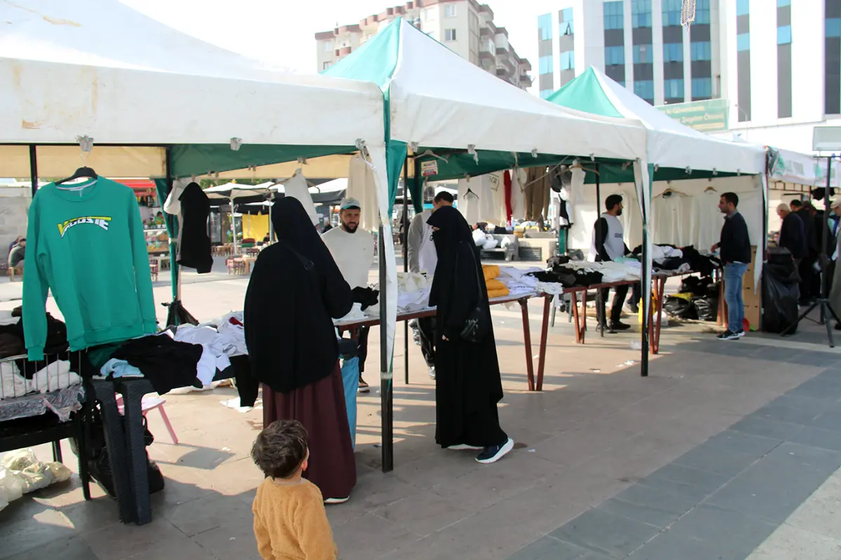 İhtiyaç sahiplerine yararına düzenlenen kermes yoğun ilgiyle devam ediyor galeri görseli 6