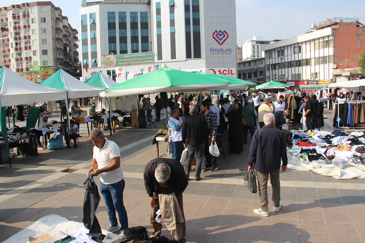 İhtiyaç sahiplerine yararına düzenlenen kermes yoğun ilgiyle devam ediyor galeri görseli 1