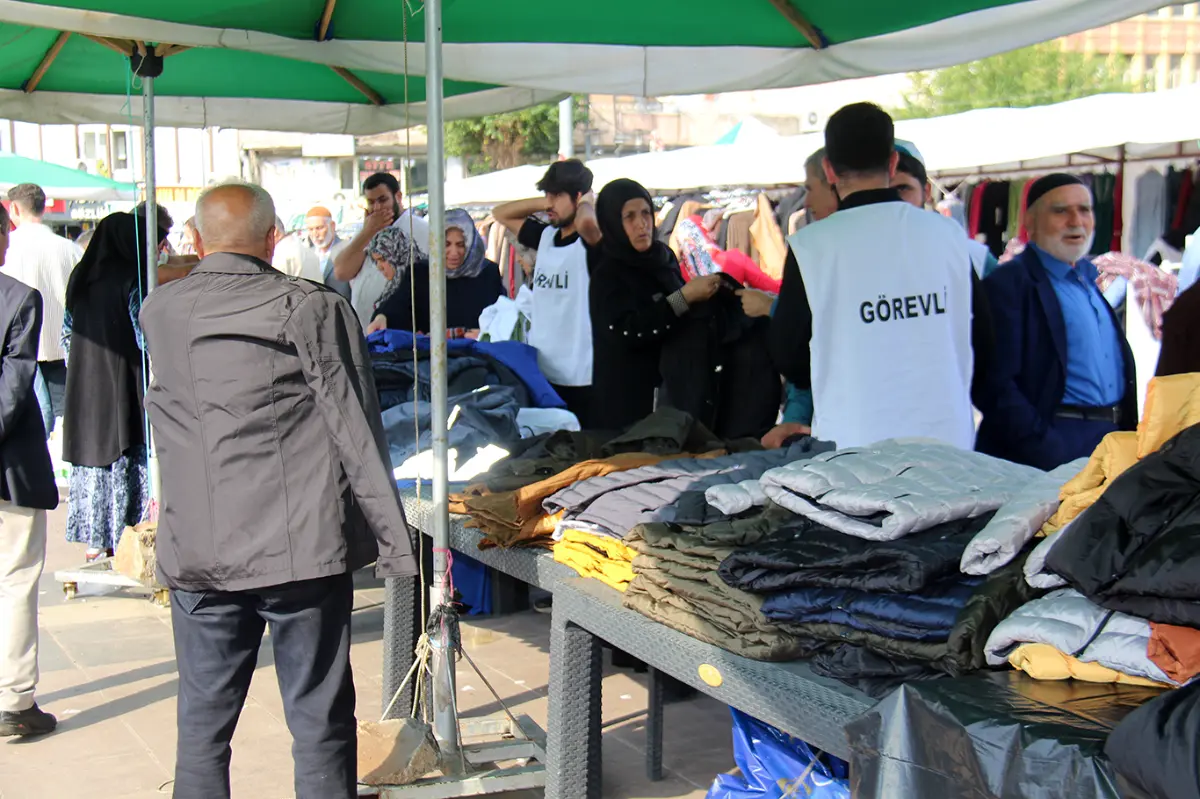 İhtiyaç sahiplerine yararına düzenlenen kermes yoğun ilgiyle devam ediyor galeri görseli 3