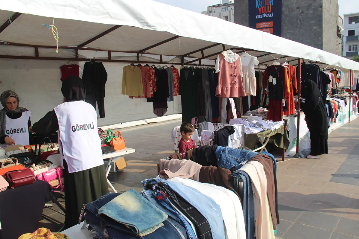 İhtiyaç sahiplerine yararına düzenlenen kermes yoğun ilgiyle devam ediyor galeri görseli 8