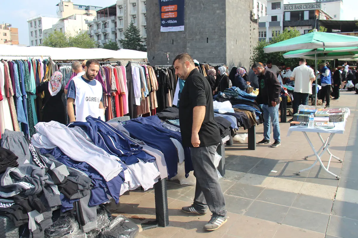 İhtiyaç sahiplerine yararına düzenlenen kermes yoğun ilgiyle devam ediyor galeri görseli 5