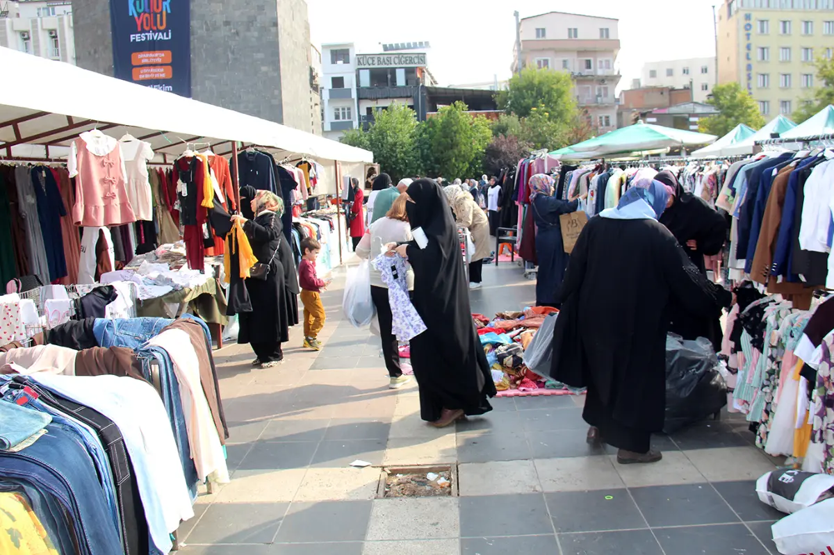 İhtiyaç sahiplerine yararına düzenlenen kermes yoğun ilgiyle devam ediyor galeri görseli 7