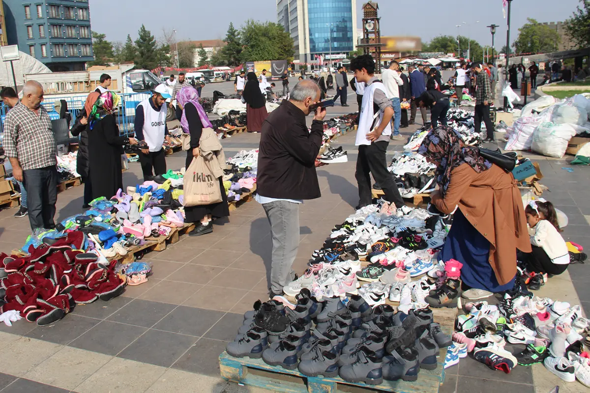 İhtiyaç sahiplerine yararına düzenlenen kermes yoğun ilgiyle devam ediyor galeri görseli 2