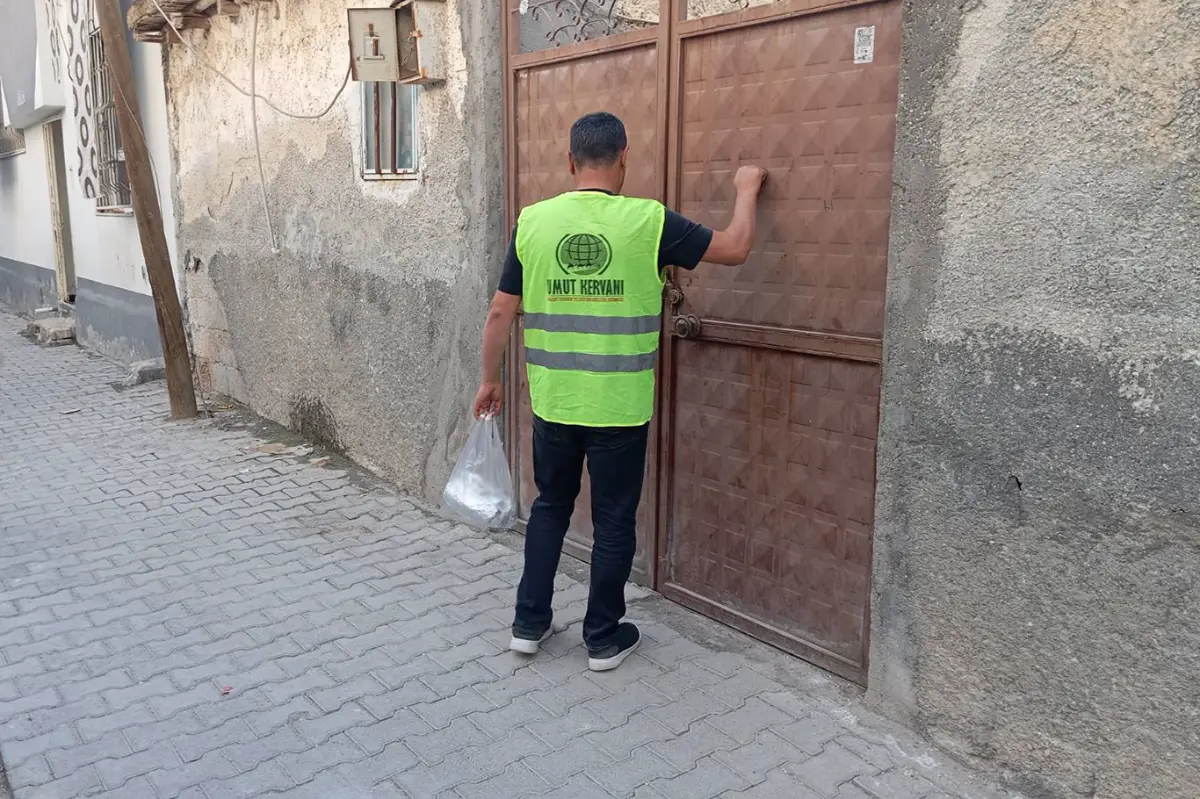Şanlıurfa'da döner işletmecisinden ihtiyaç sahibi ailelere yemek ikramı galeri görseli 1