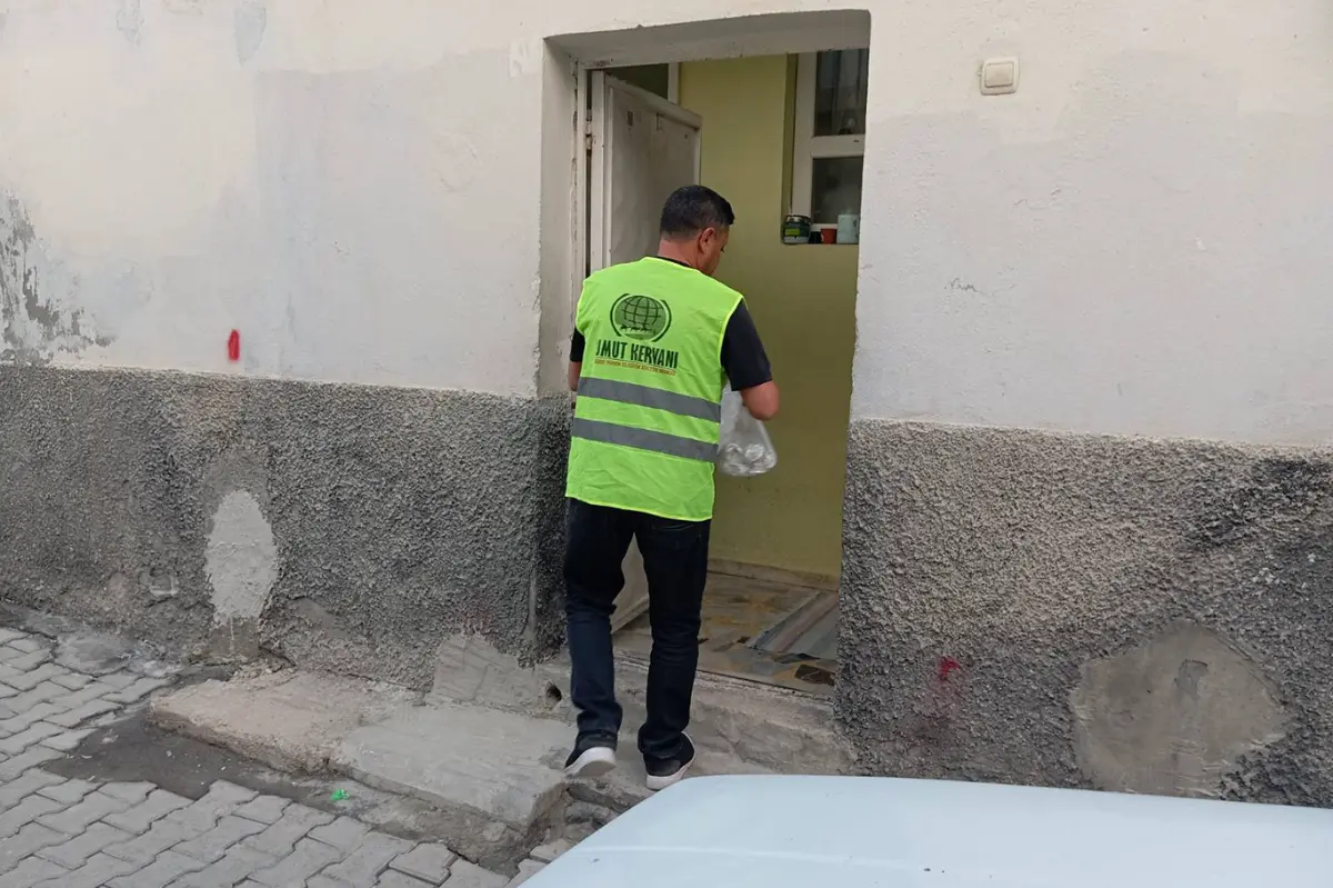 Şanlıurfa'da döner işletmecisinden ihtiyaç sahibi ailelere yemek ikramı galeri görseli 2