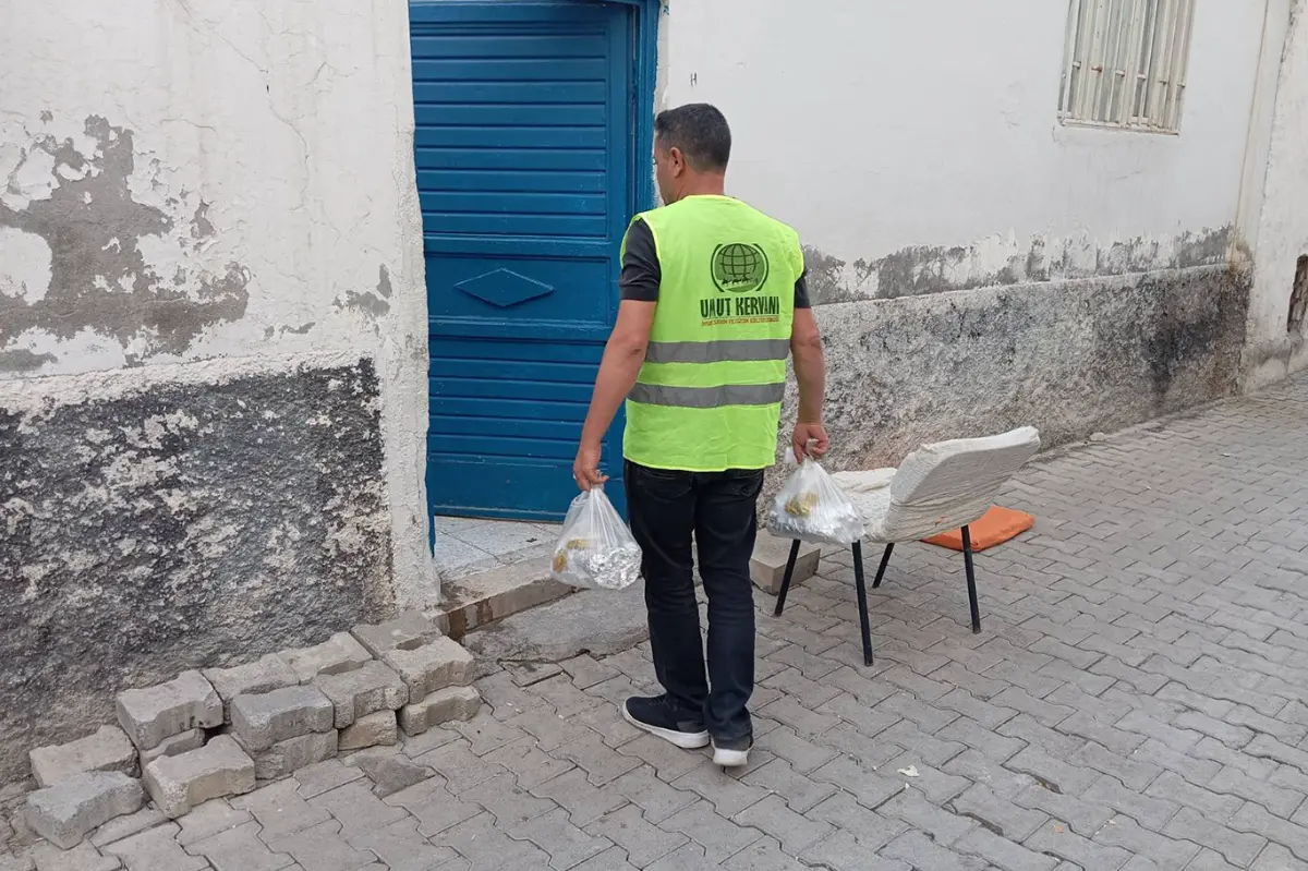 Şanlıurfa'da döner işletmecisinden ihtiyaç sahibi ailelere yemek ikramı galeri görseli 3