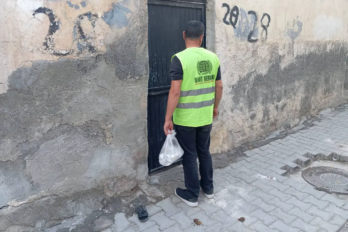 Şanlıurfa'da döner işletmecisinden ihtiyaç sahibi ailelere yemek ikramı galeri görseli 4