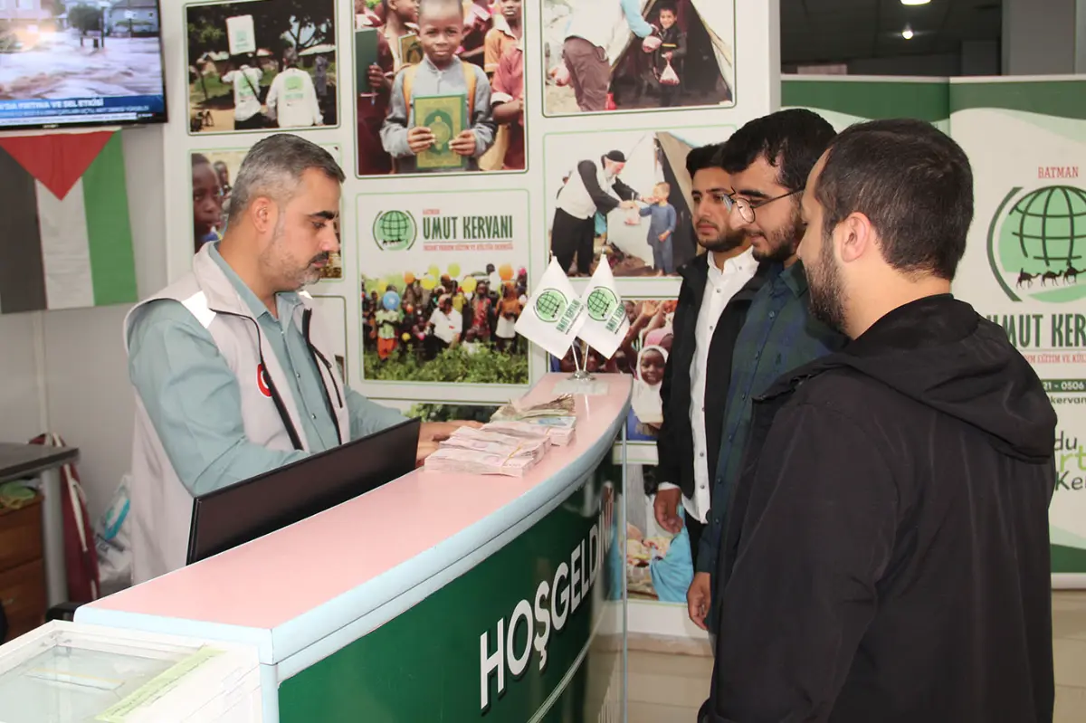 Üniversite öğrencileri kermes gelirini Gazze'ye bağışladı galeri görseli 2