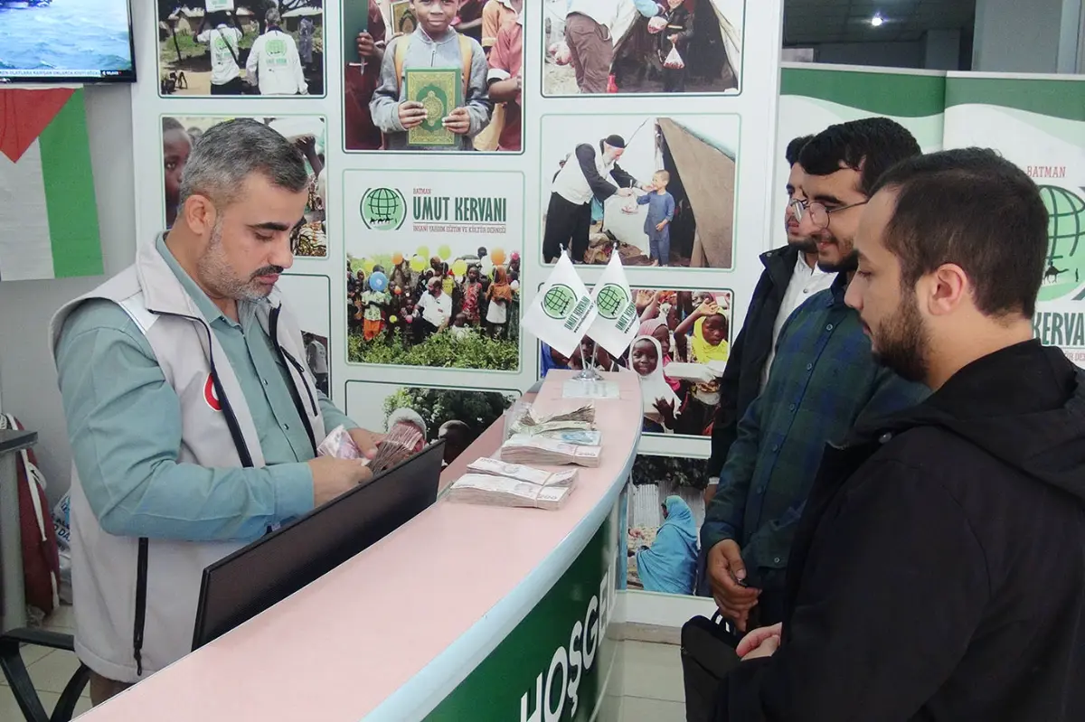 Üniversite öğrencileri kermes gelirini Gazze'ye bağışladı galeri görseli 3