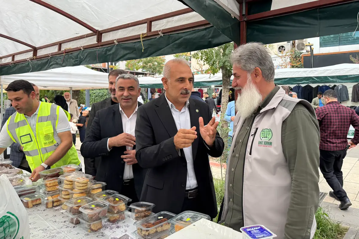 HÜDA PAR İl Başkanı Doğru, Umut Kervanı'nın yardım kermesini ziyaret etti galeri görseli 1