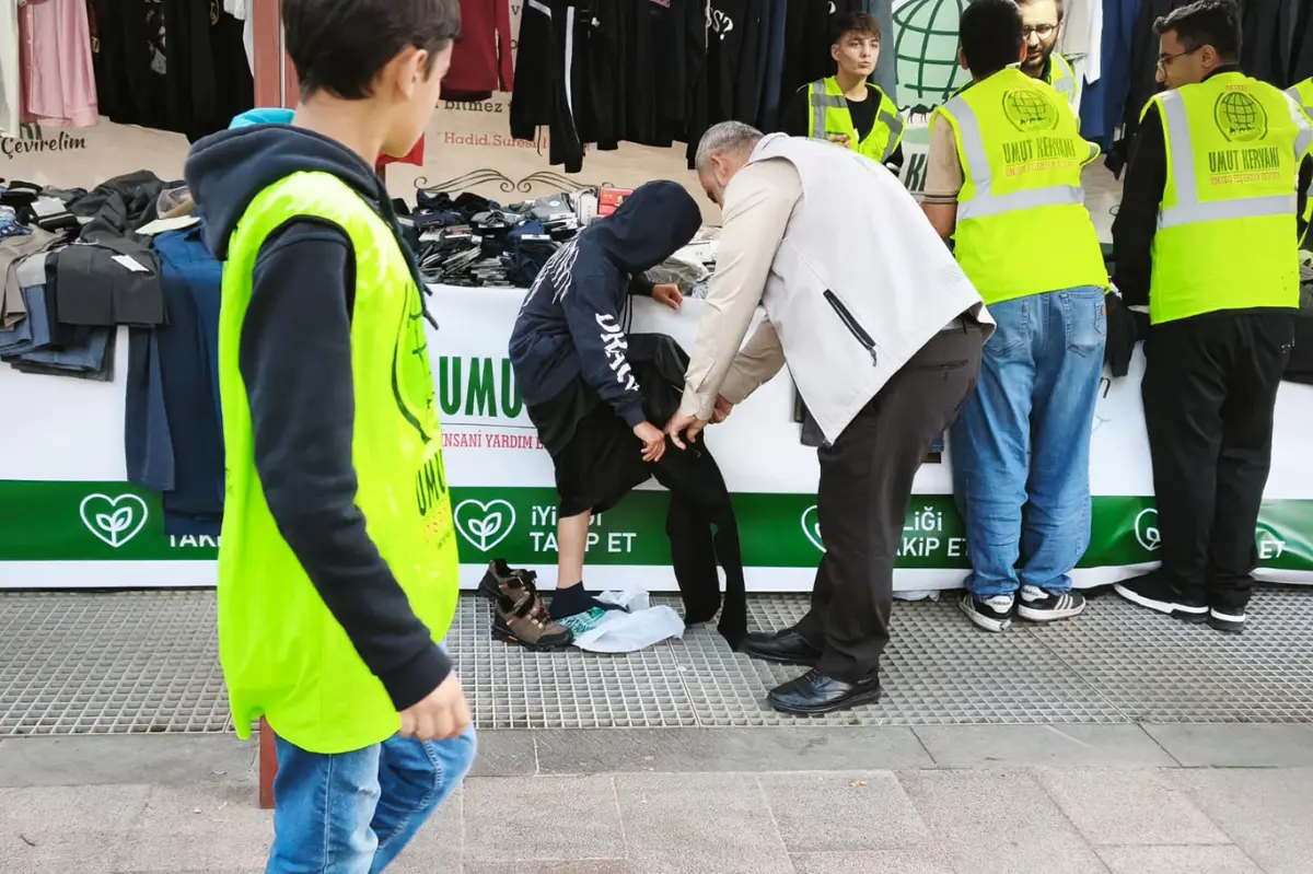 Umut Kervanı, ihtiyaç sahibi çocuğun yüzünü güldürdü galeri görseli 3