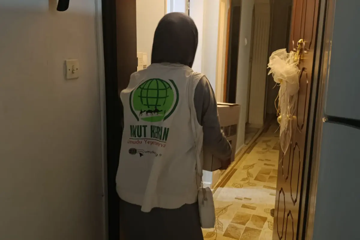 Umut Kervanı İzmir'de ihtiyaç sahibi ailelere gıda yardımında bulundu galeri görseli 7