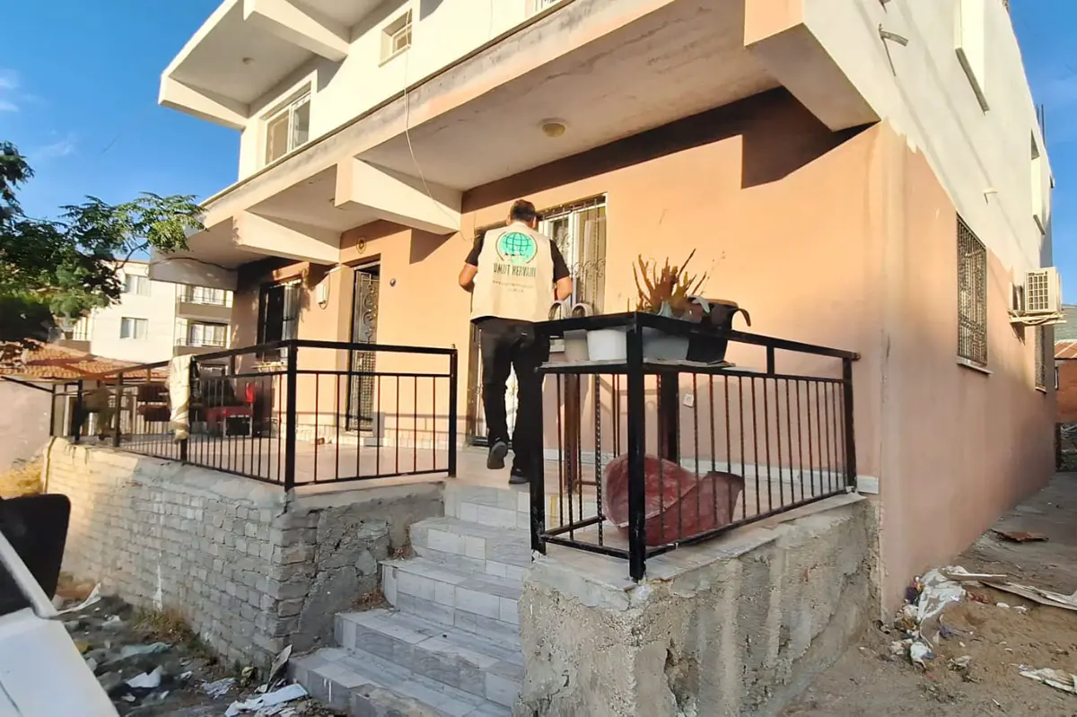 Umut Kervanı İzmir'de ihtiyaç sahibi ailelere gıda yardımında bulundu galeri görseli 8