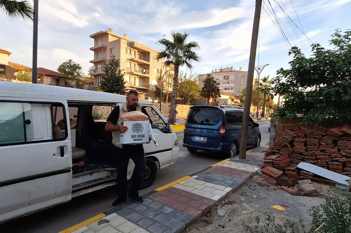 Umut Kervanı İzmir'de ihtiyaç sahibi ailelere gıda yardımında bulundu galeri görseli 4