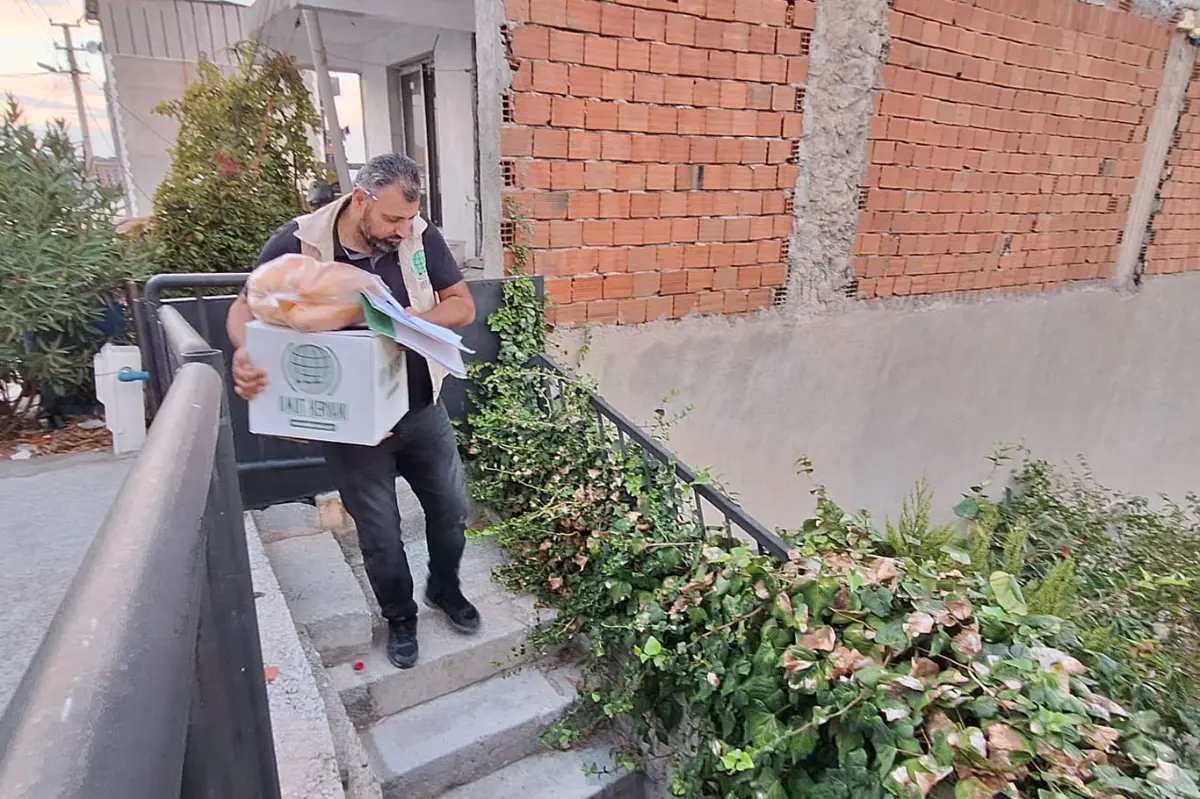 Umut Kervanı İzmir'de ihtiyaç sahibi ailelere gıda yardımında bulundu galeri görseli 2