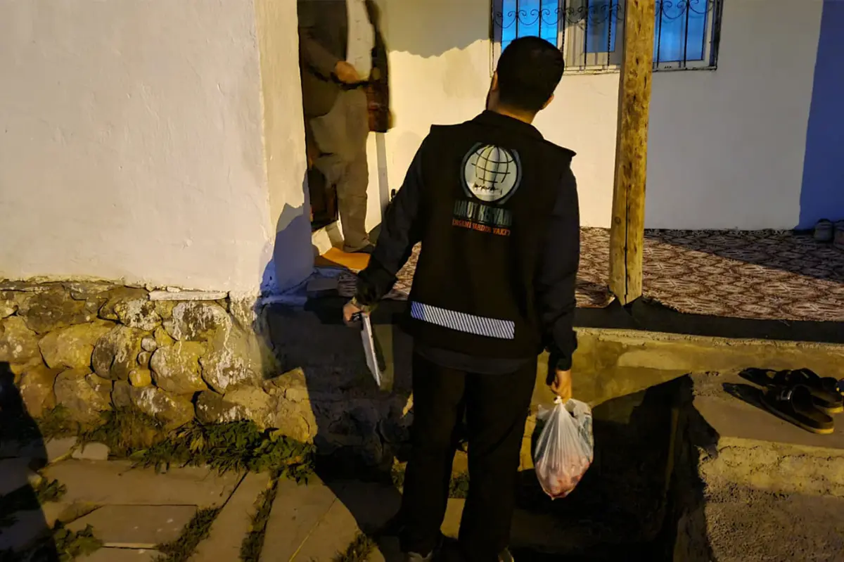 Umut Kervanı’ndan Muradiye’de kırmızı et yardımı galeri görseli 2