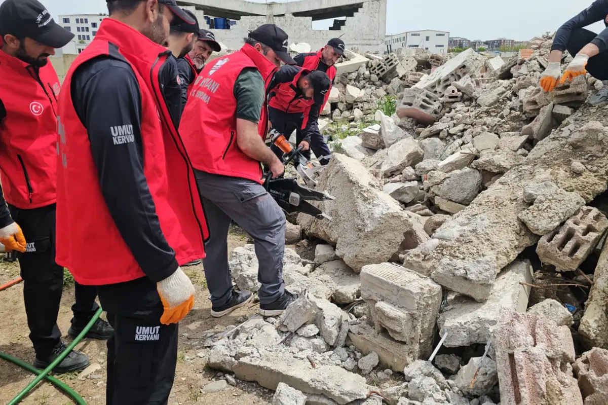 Umut Kervanı Arama Kurtarma Başkanı Önder: Afetlere dirençli toplum kültürünün oluşması elzemdir galeri görseli 1