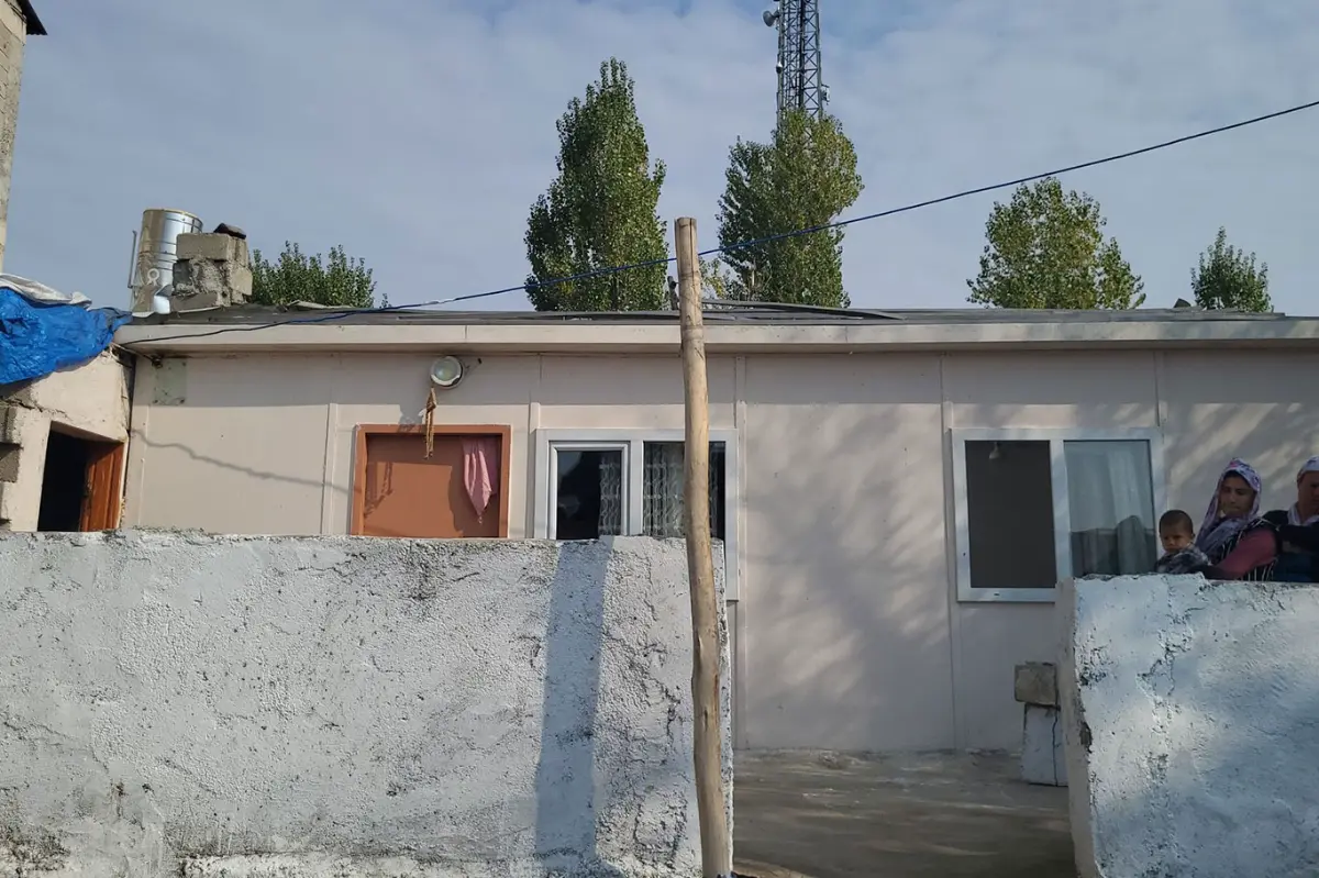 Umut Kervanı’ndan rüzgar ve dolu yağışı sonrası evleri kullanılamaz hale gelen aile için yardım çağrısı galeri görseli 1
