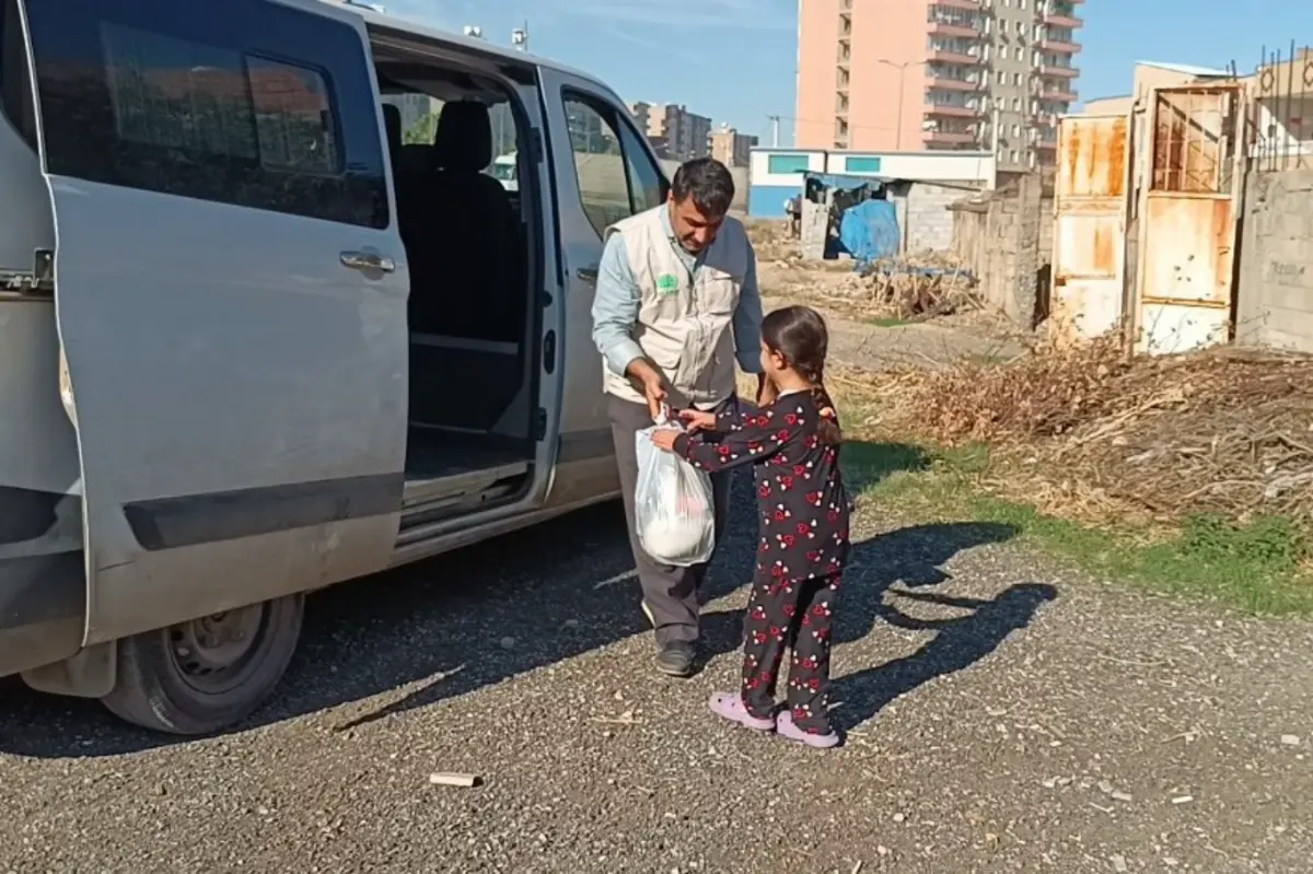 Umut Kervanı'ndan Kızıltepe’de onlarca aileye gıda yardımı galeri görseli 1