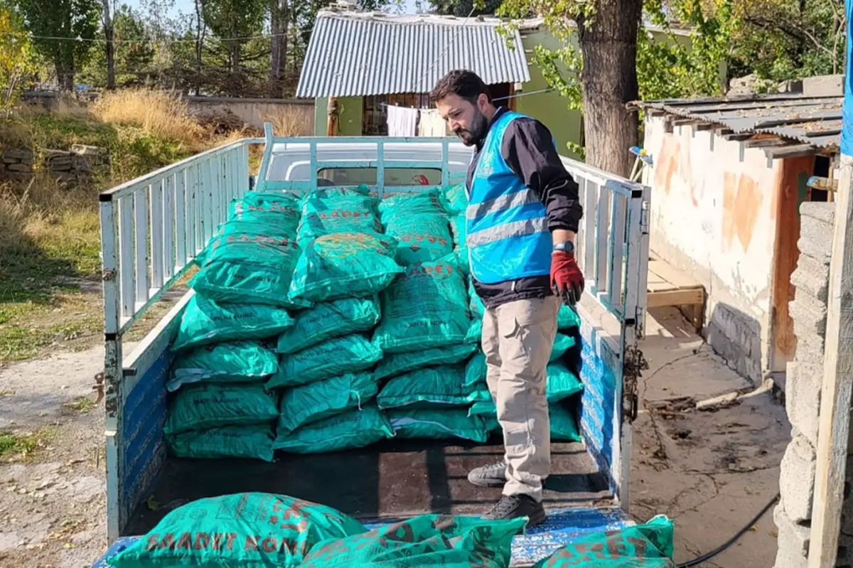Umut Kervanı’ndan Van’da ihtiyaç sahiplerine yönelik kömür yardımı galeri görseli 1